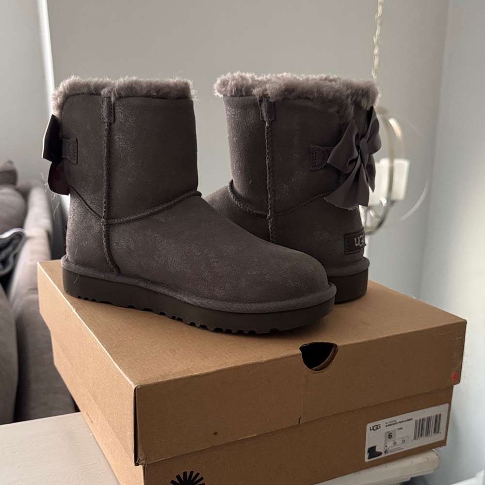UGG Women's Charcoal Bow Boots: Size 6
